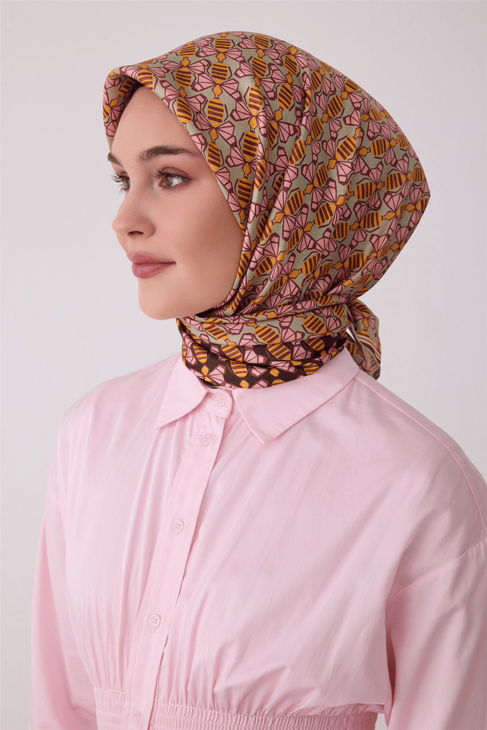 Pembe Geometrik Desen %100 Twill İpek Eşarp 4403-31
