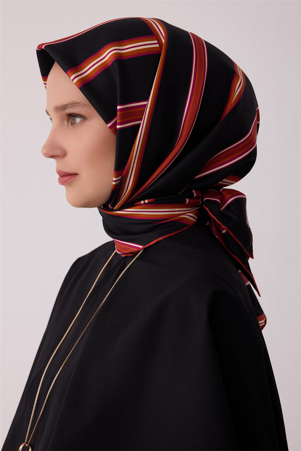 Siyah Geometrik Desen %100 Twill İpek Eşarp 4405-52