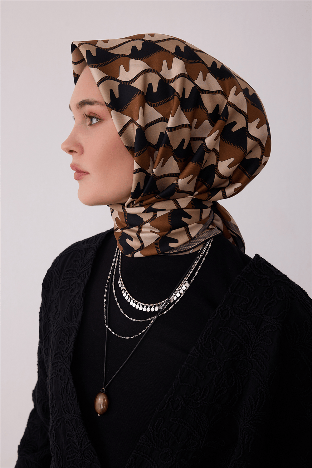 Siyah Geometrik Desen %100 Twill İpek Eşarp 4406-05