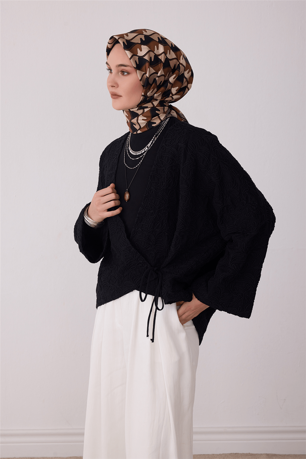 Siyah Geometrik Desen %100 Twill İpek Eşarp 4406-05