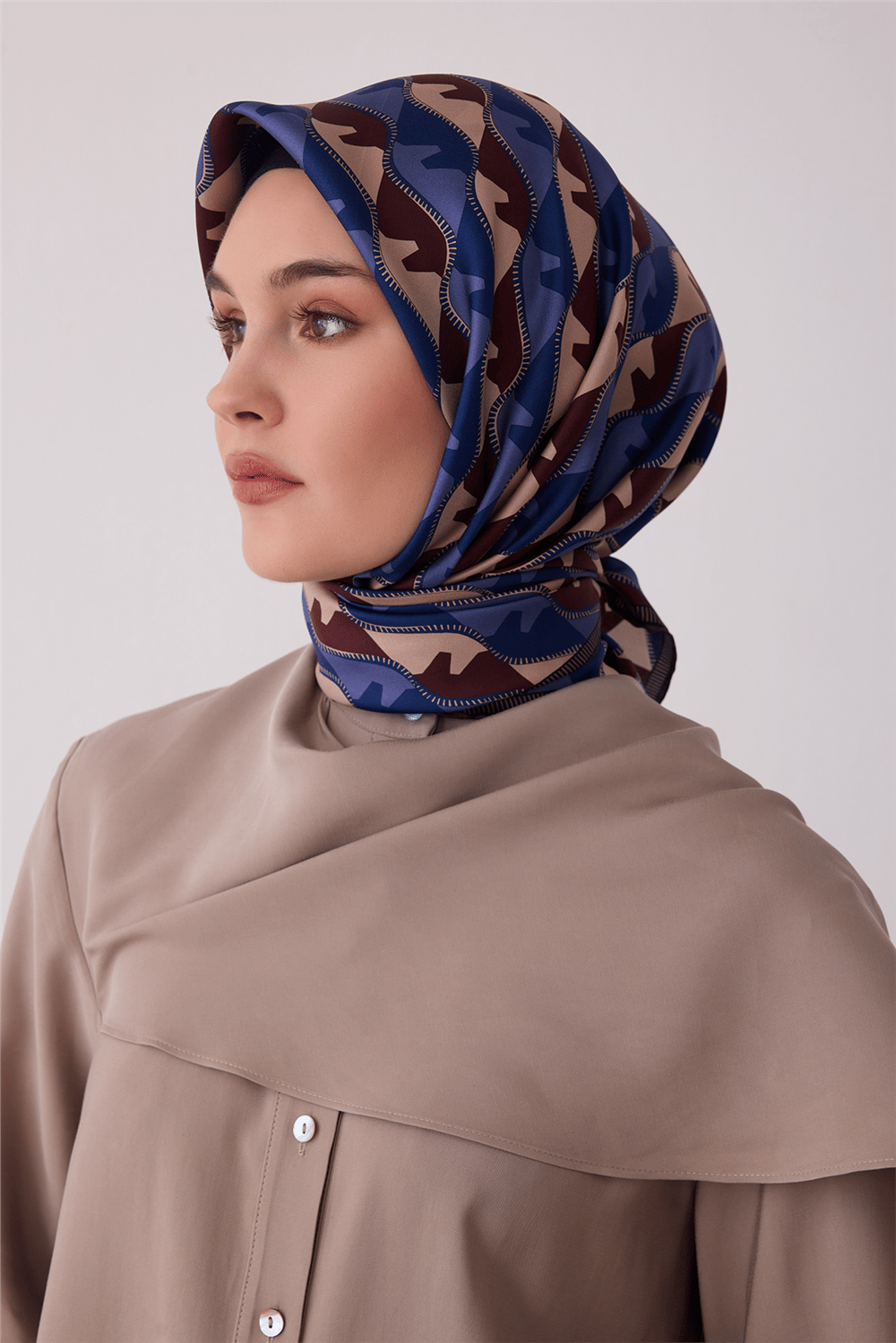 Mavi Geometrik Desen %100 Twill İpek Eşarp 4406-34