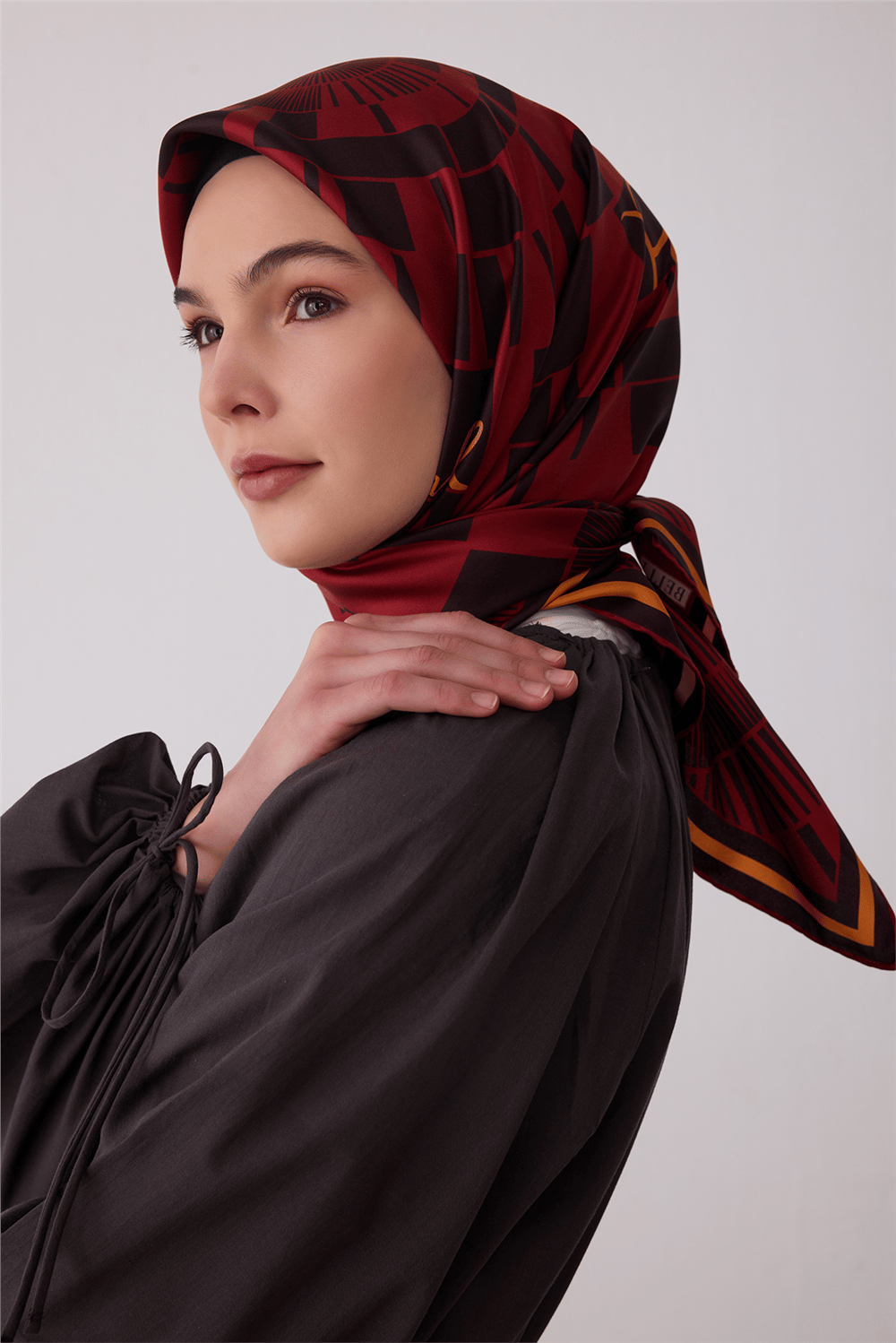 Kahverengi Geometrik Desen %100 Twill İpek Eşarp 4411-82