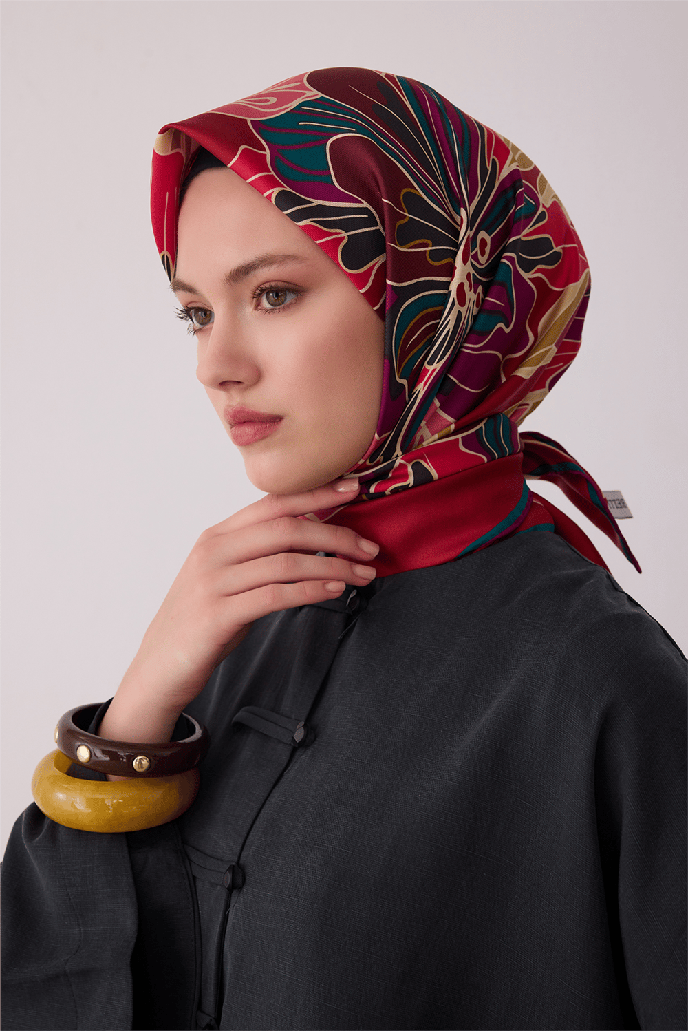Kırmızı Çiçek Deseni %100 Twill İpek Eşarp 4413-84