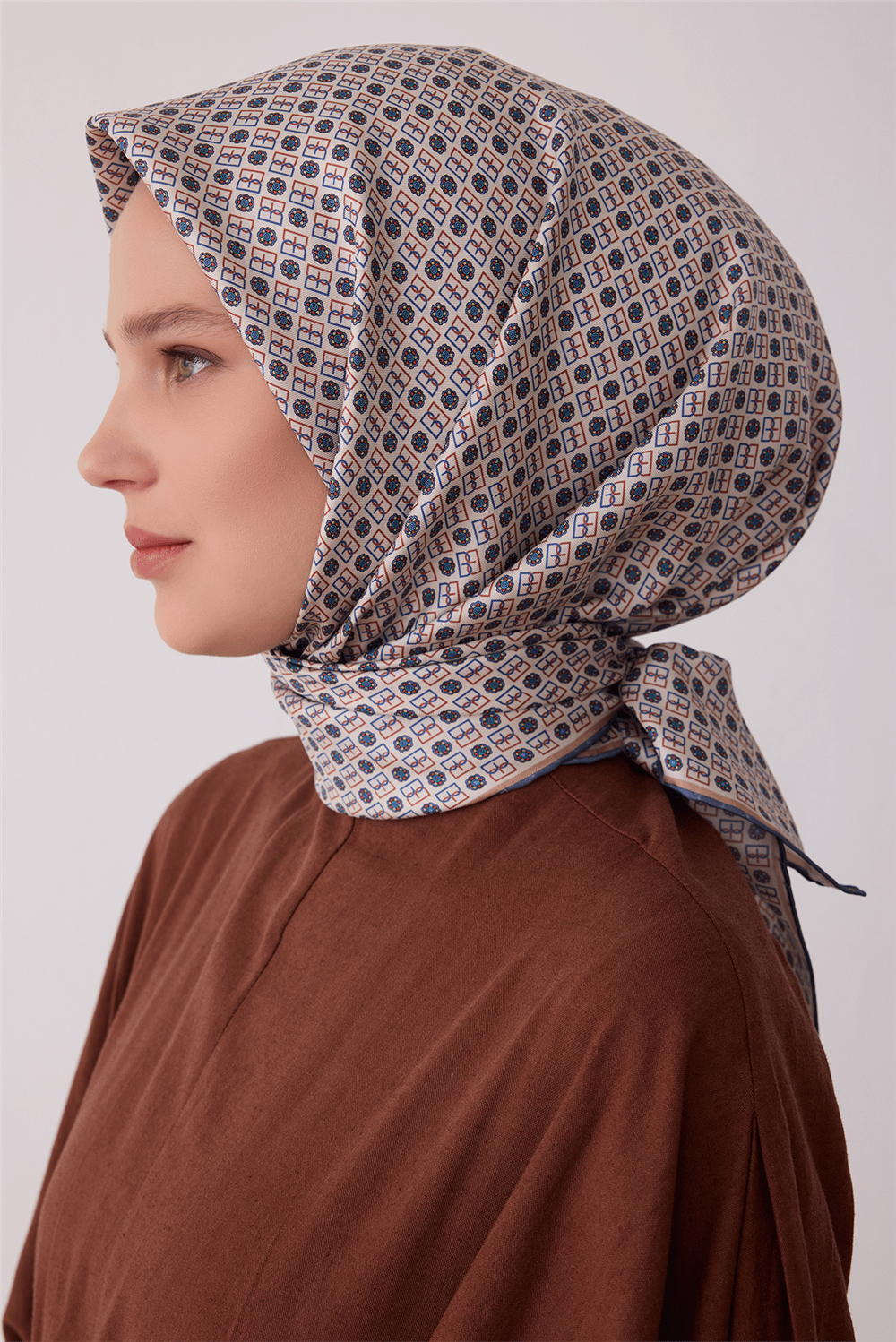 Taş Monogram Desen %100 Twill İpek Eşarp 4418-09