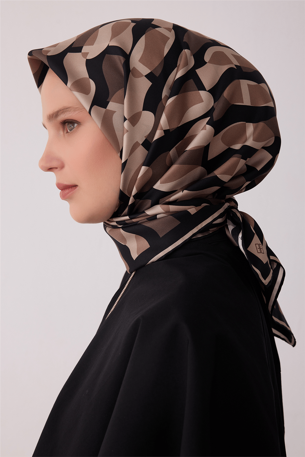 Siyah Geometrik Desen %100 Twill İpek Eşarp 4420-57