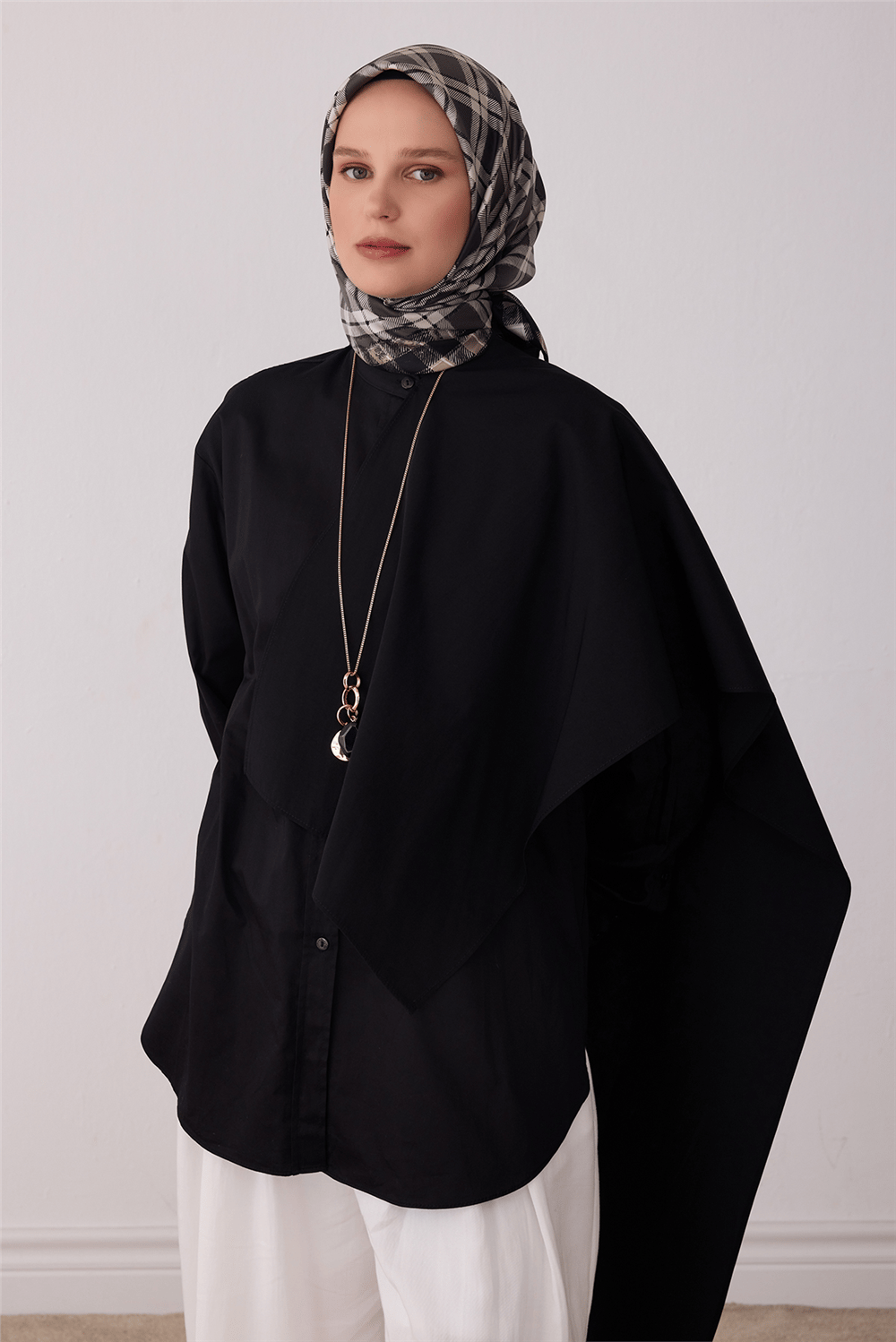 Siyah Geometrik Desen %100 Twill İpek Eşarp 4421-84