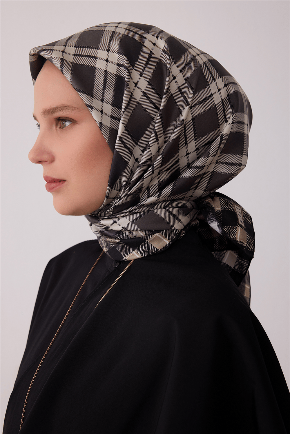 Siyah Geometrik Desen %100 Twill İpek Eşarp 4421-84