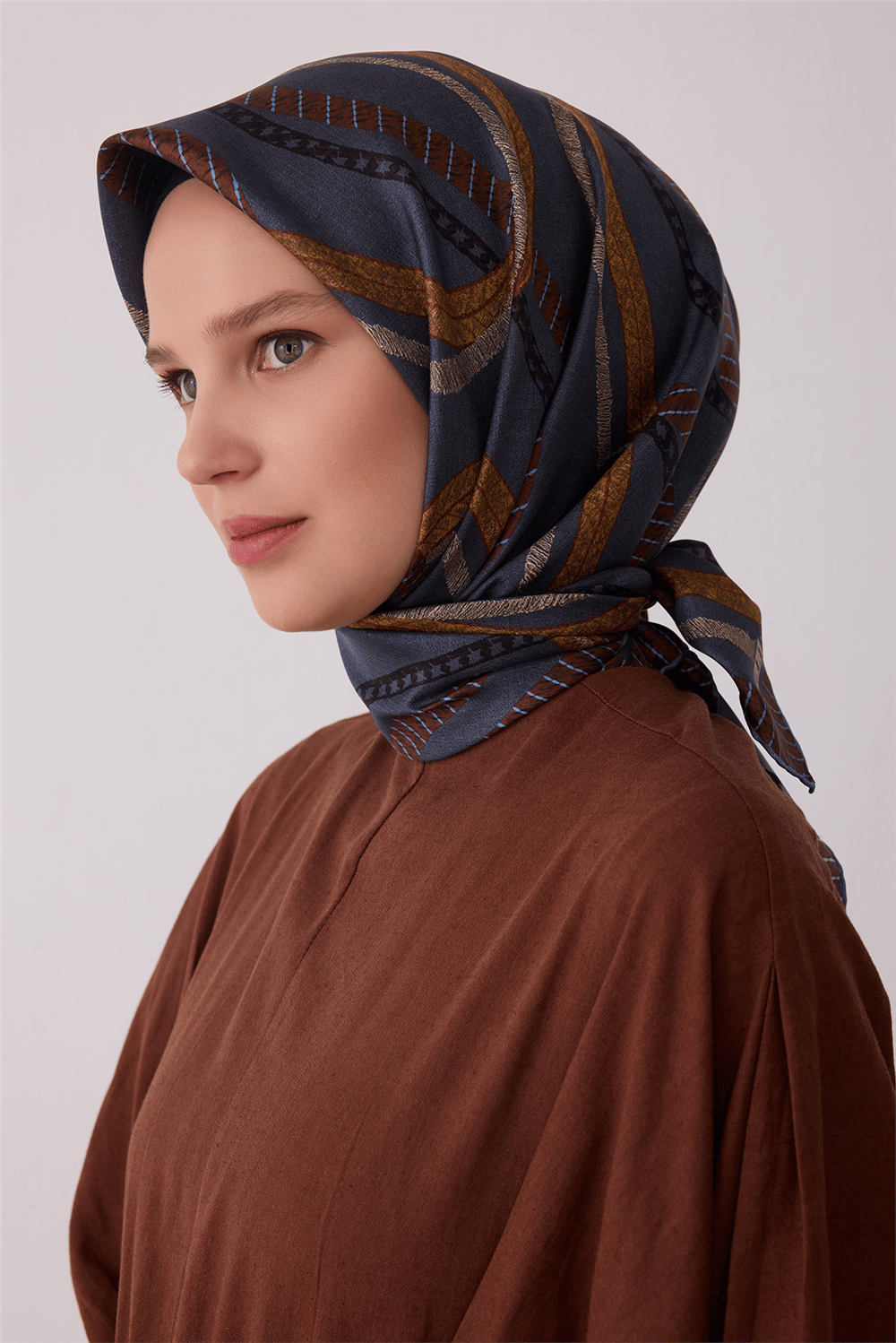 İndigo Geometrik Desen %100 Twill İpek Eşarp 4424-82