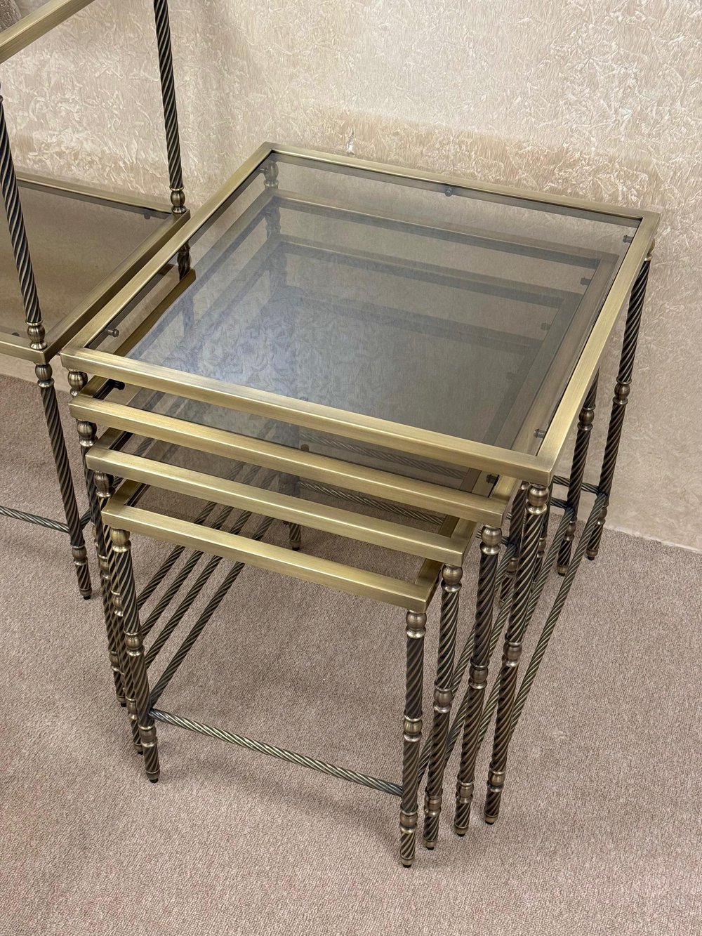 Metal Eskitme Camlı Zigon Sehpa