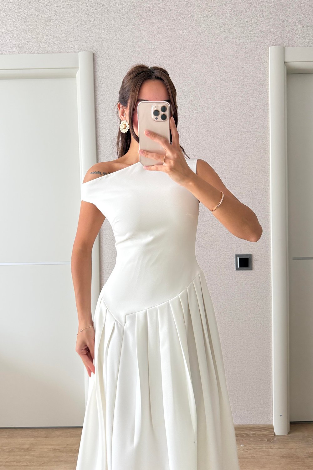 BEL DETAYLI DÜŞÜK YAKA PİLELİ ELBİSE