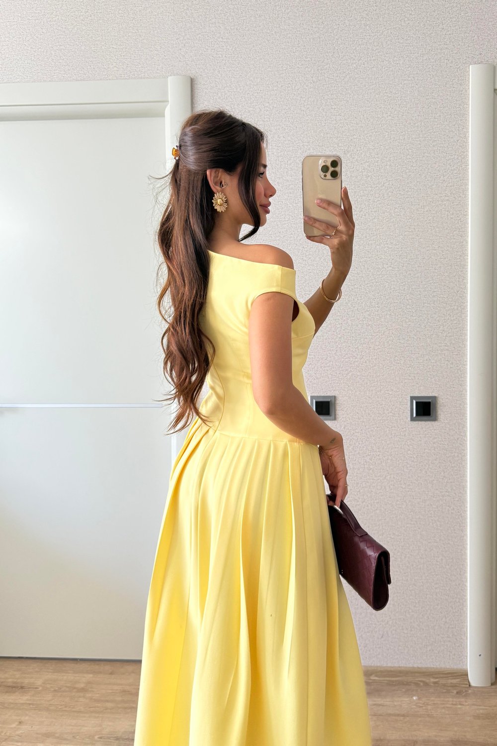 BEL DETAYLI DÜŞÜK YAKA PİLELİ ELBİSE SARI 