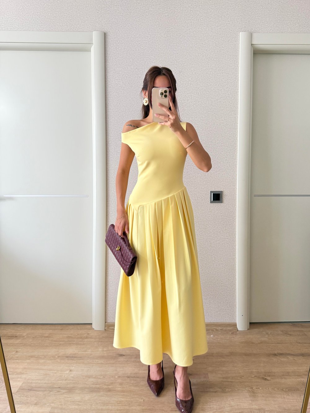 BEL DETAYLI DÜŞÜK YAKA PİLELİ ELBİSE SARI 