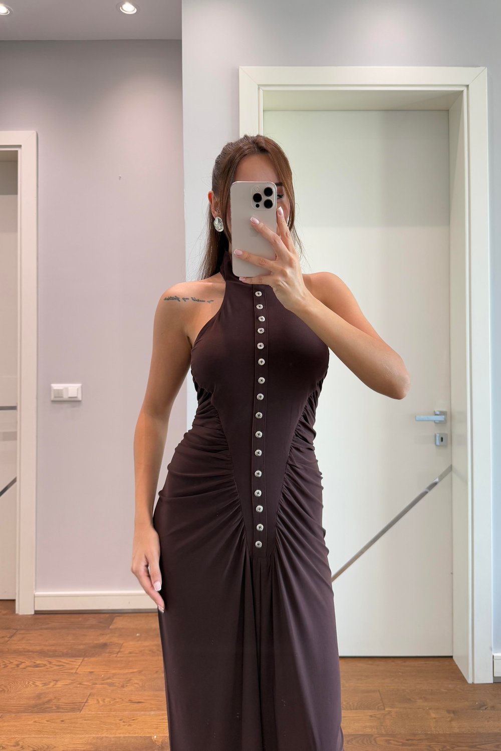 DRAPELİ DÜĞMELİ KAHVERENGİ MAXİ ELBİSE