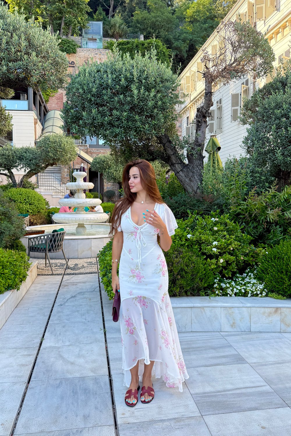 GÜL DESENLİ BEYAZ ELBİSE