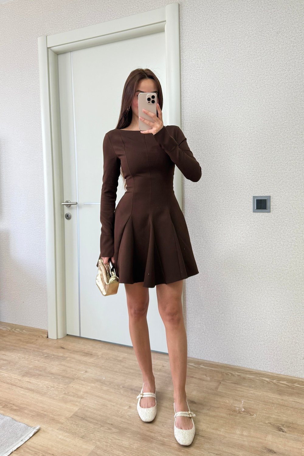 kahve dikis detayli elbise