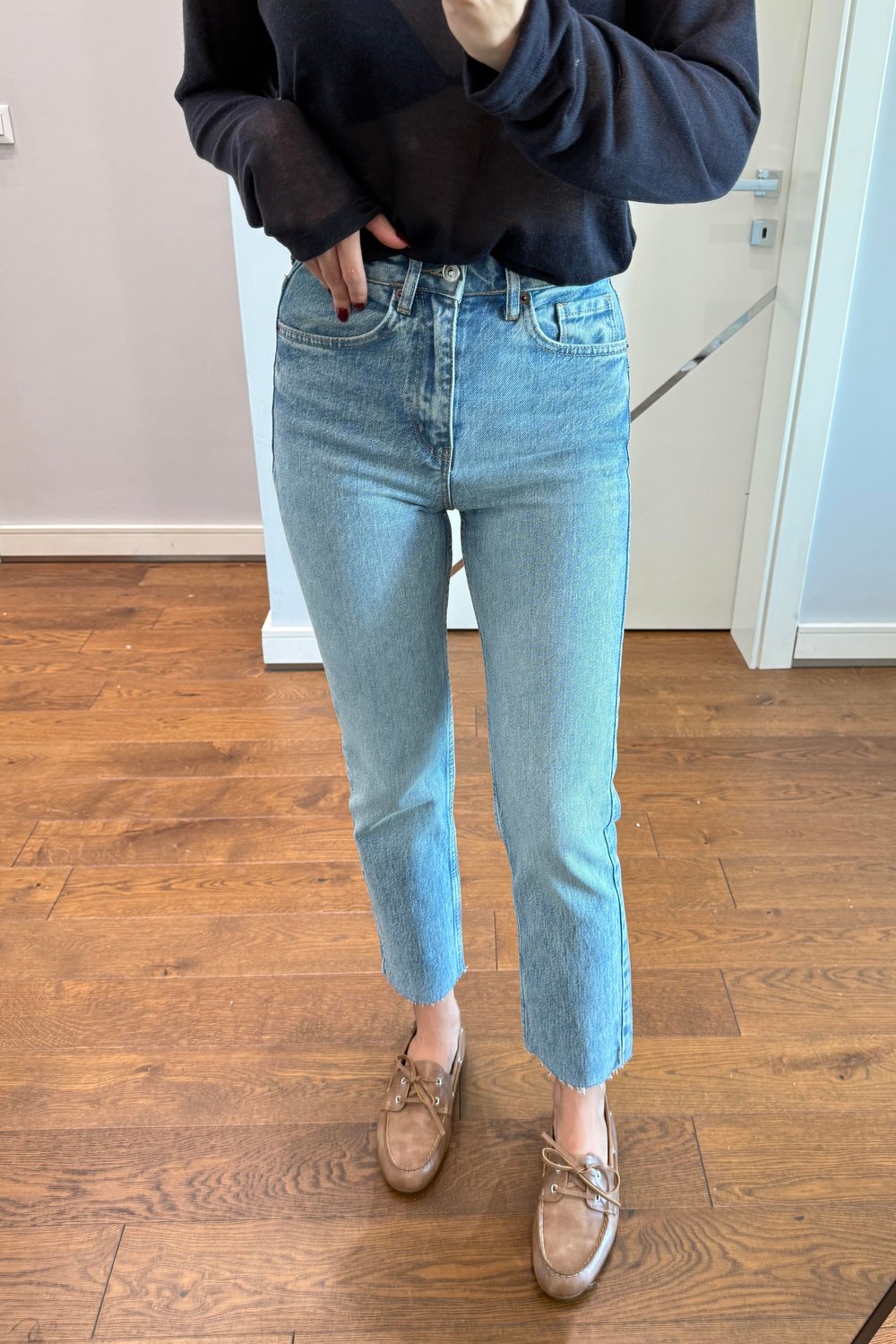 MAVİ TAŞLAMALI KESİK PAÇA BOYFİT JEAN