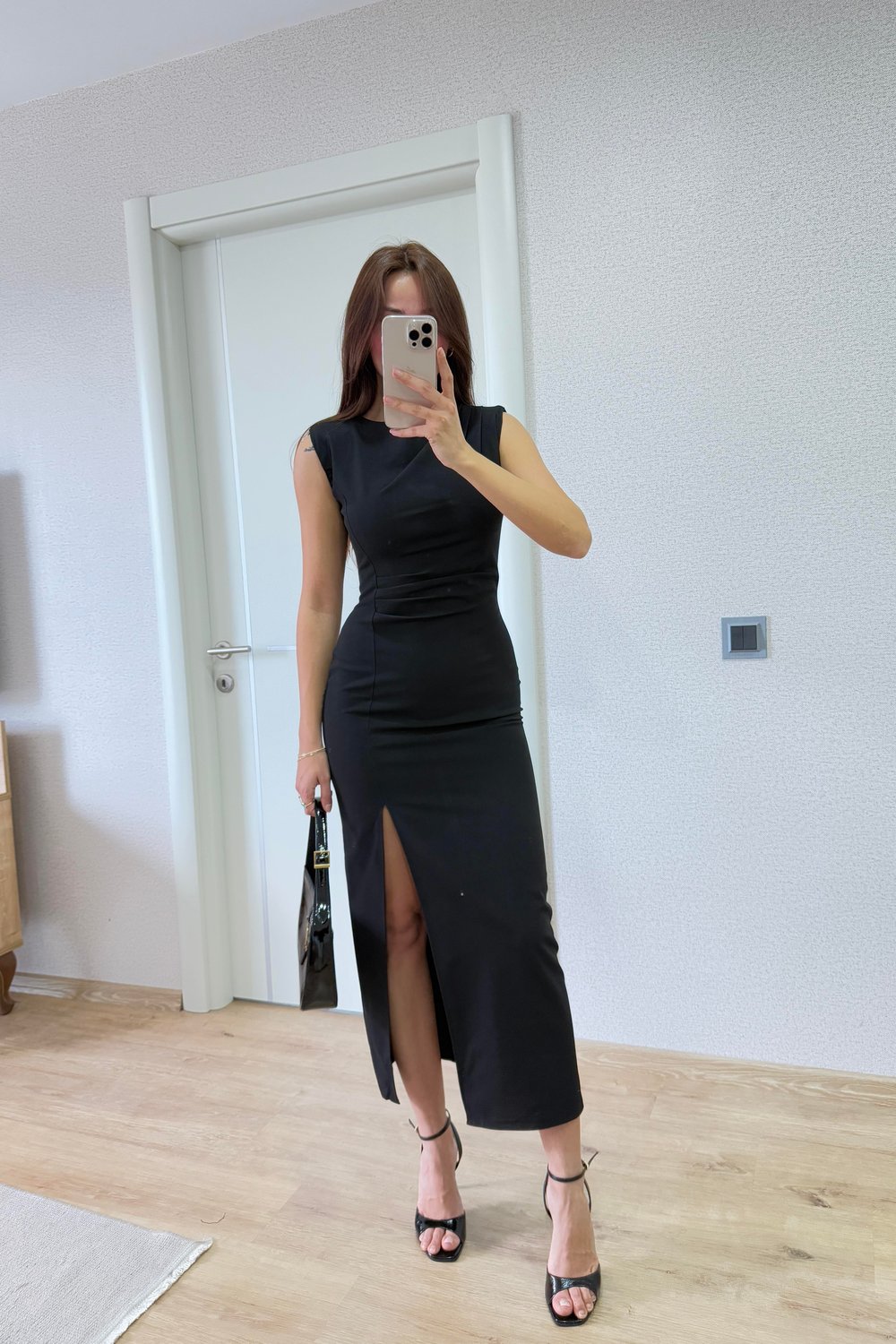 ÖN TARAFI DRAPE DETAYLI YIRTMAÇLI ELBİSE SİYAH