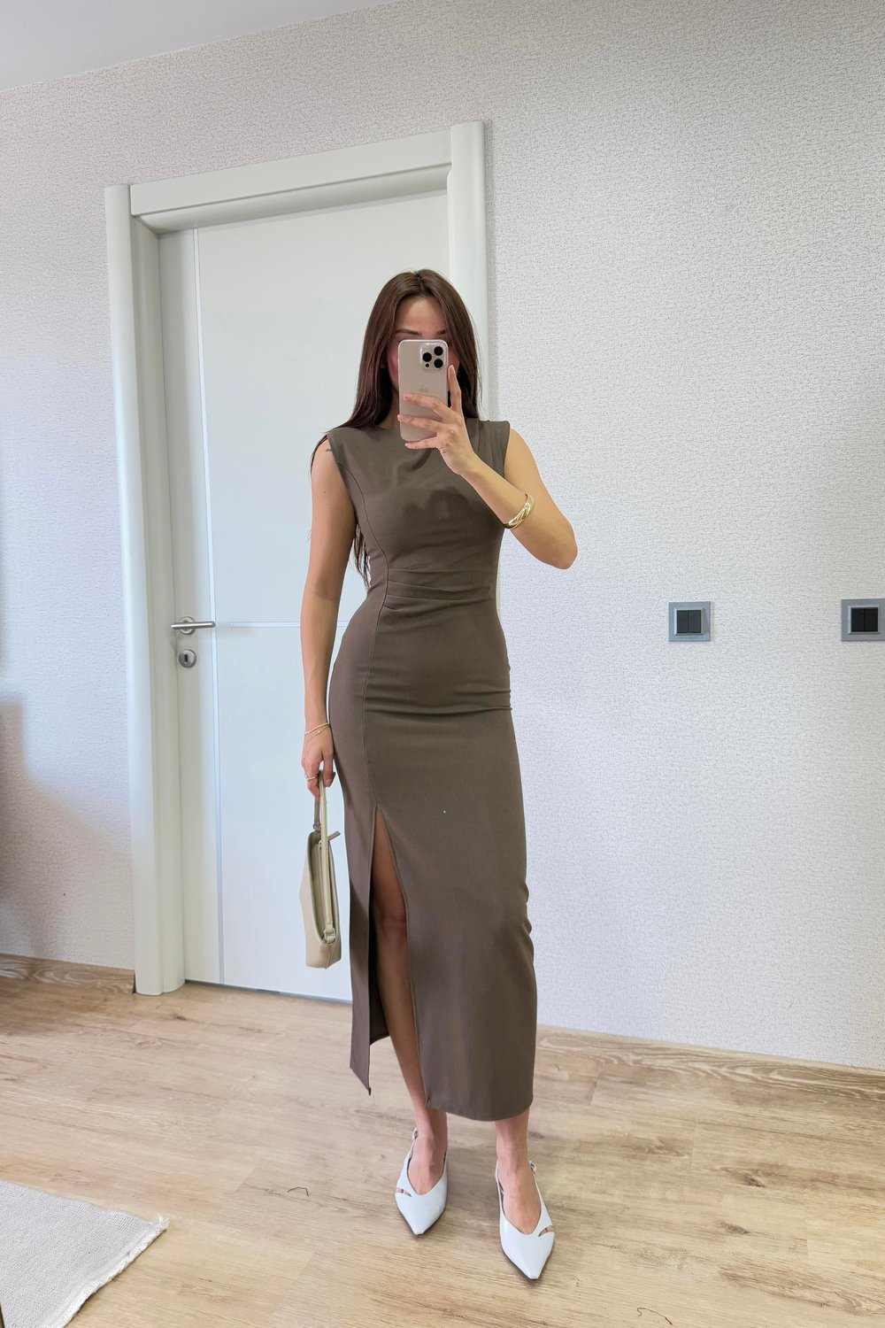 ÖN TARAFI DRAPE DETAYLI YIRTMAÇLI ELBİSE  KAHVE