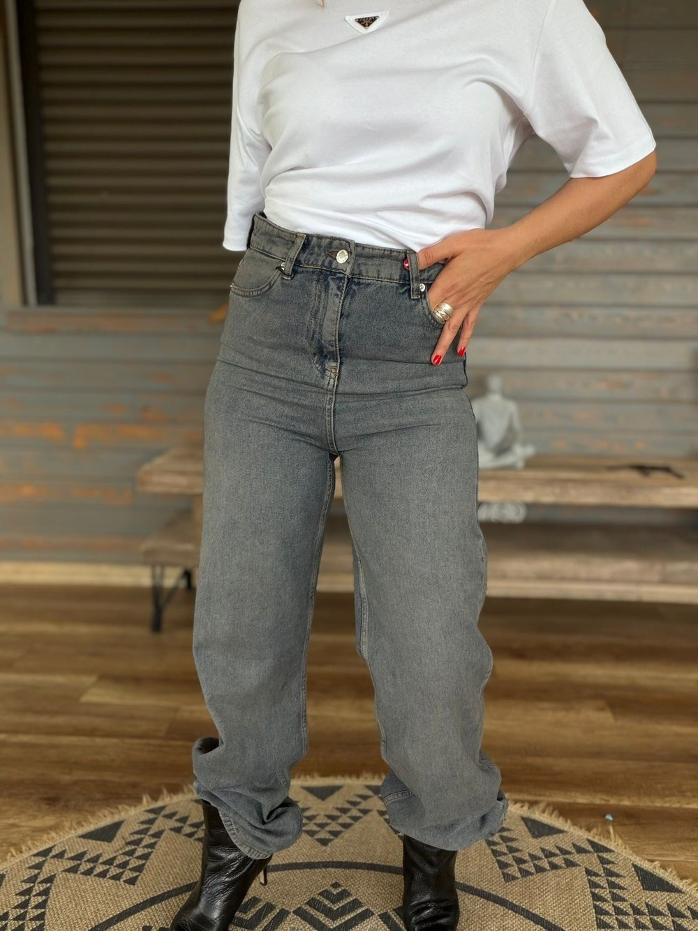 Arka Cep Metal Logo Detaylı Jean Pantolon