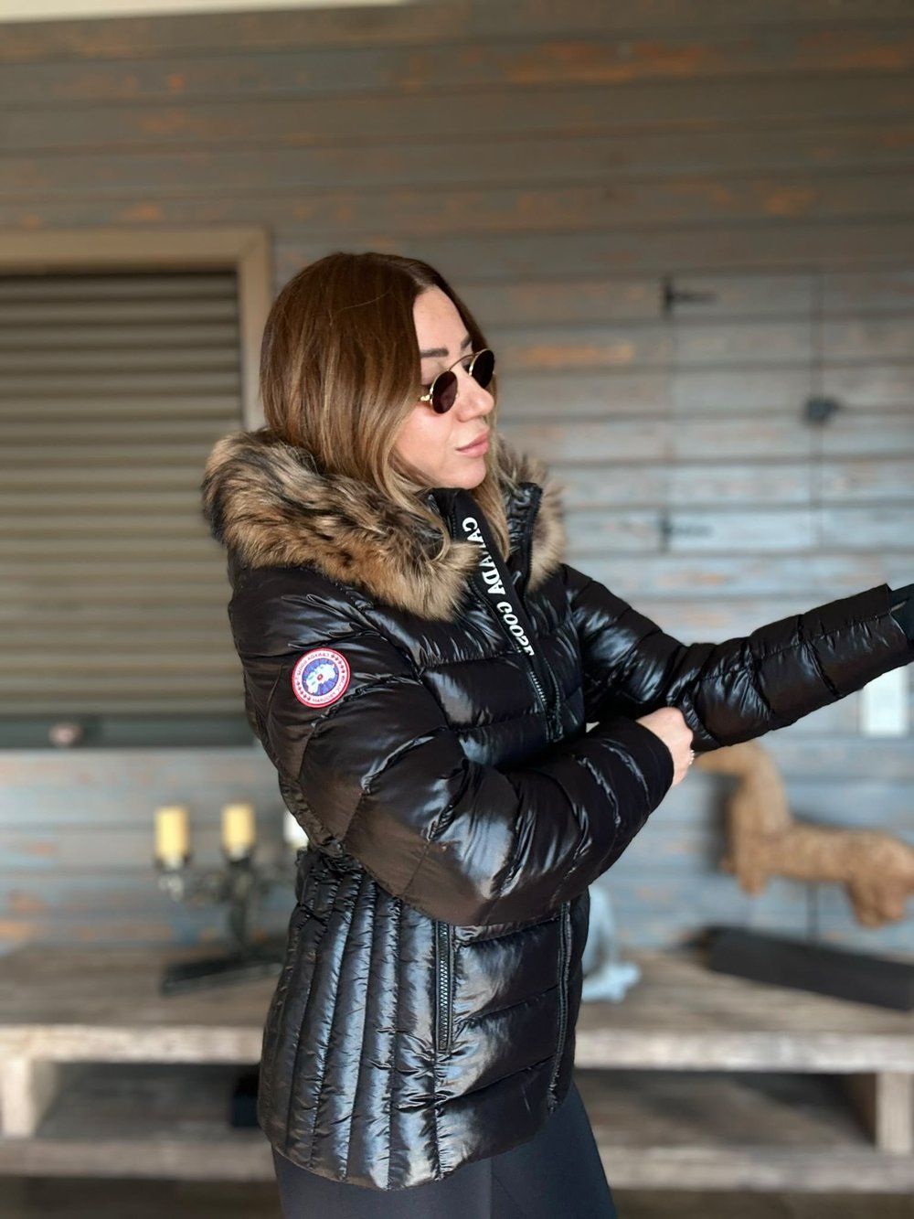 Kolda Nakış Logo Çıkartılabilir Kapşon ve Kürk Detaylı Şişme Mont