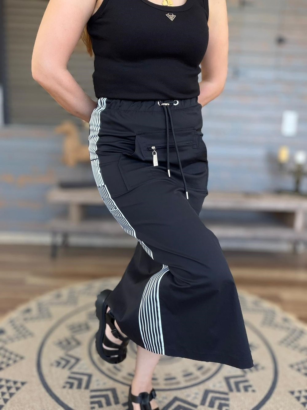 Yanı Şerit Detaylı Uzun Etek