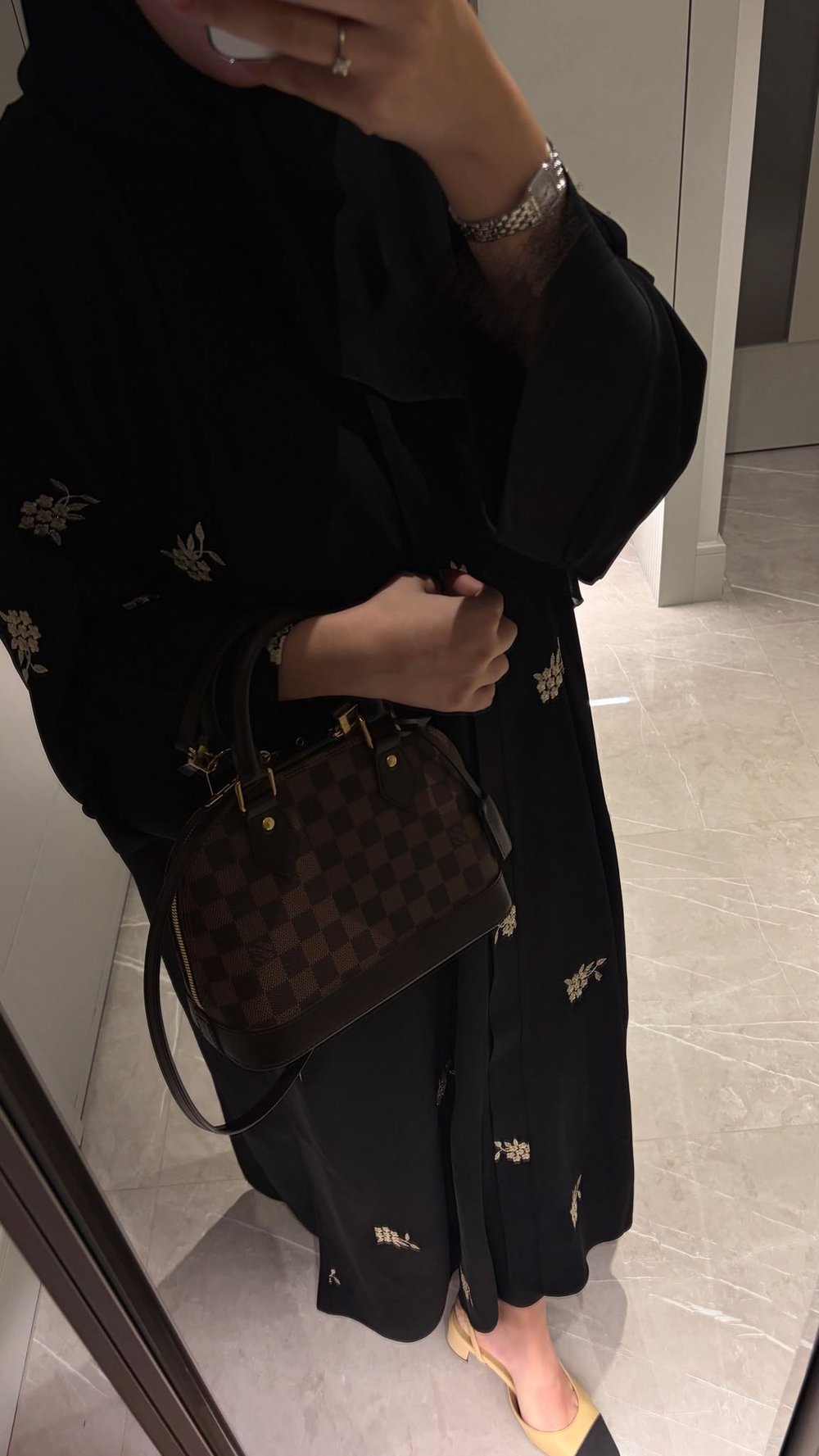 Çiçek nakışlı abaya