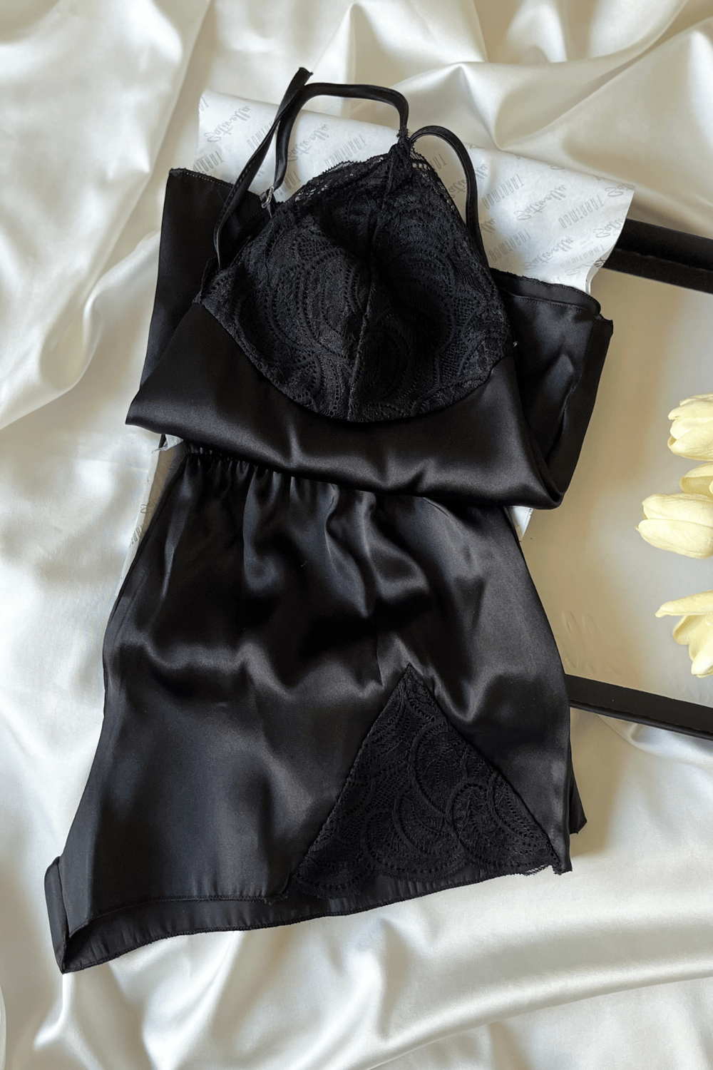 Noir Satin Lace Set – Siyah Saten Dantel Detaylı Şortlu Gecelik Takımı