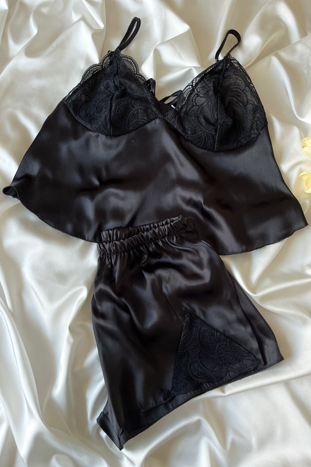 Noir Satin Lace Set – Siyah Saten Dantel Detaylı Şortlu Gecelik Takımı
