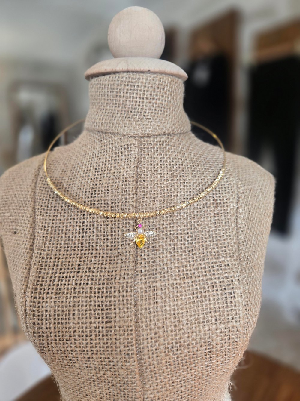 Dorika Arı Figürlü Tel Choker Kolye