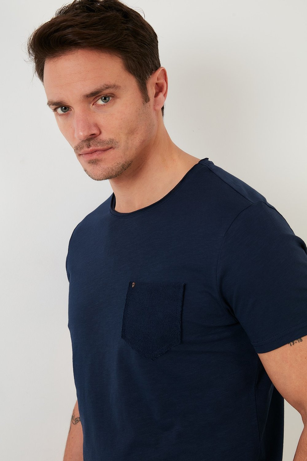 % 100 Pamuklu Slim Fit Bisiklet Yaka Cepli Erkek T Shirt 5902000 İNDİGO