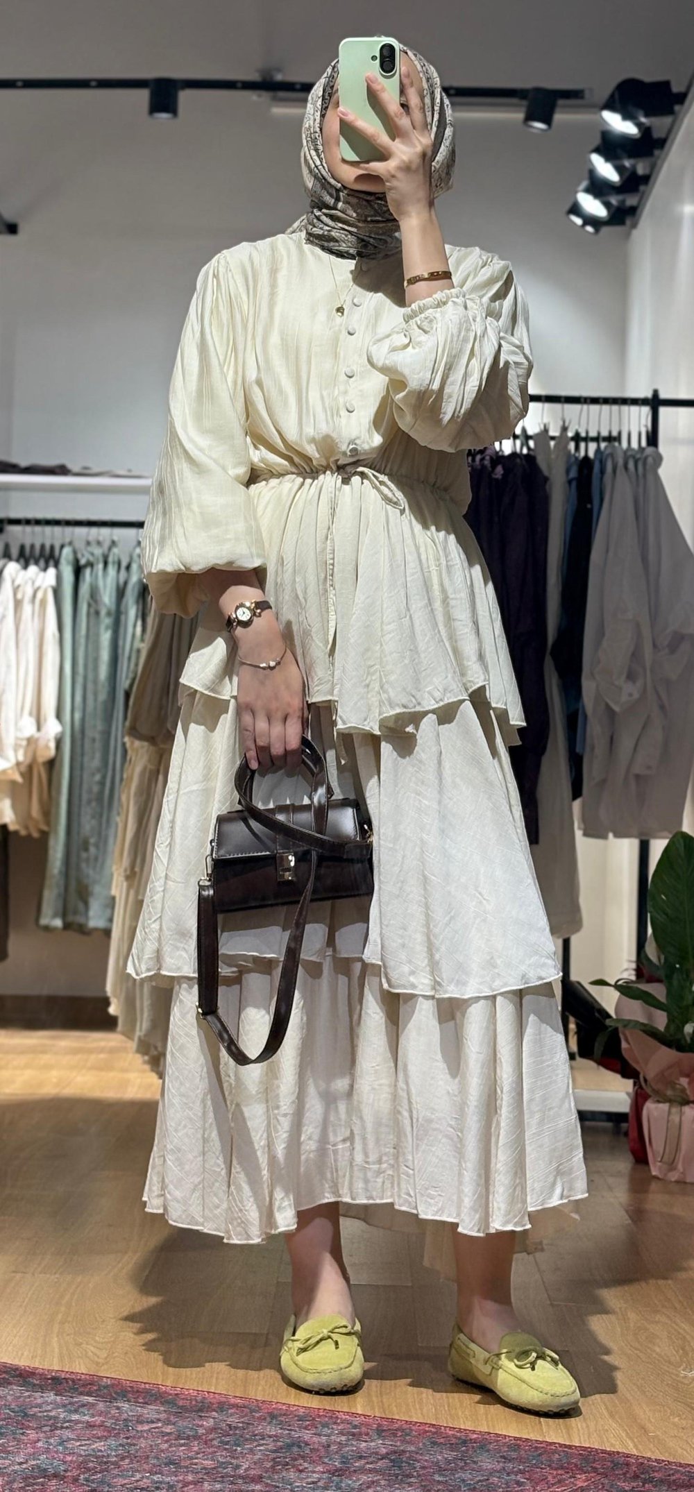 ETEĞİ KAT KAT BÜZGÜLÜ ELBİSE