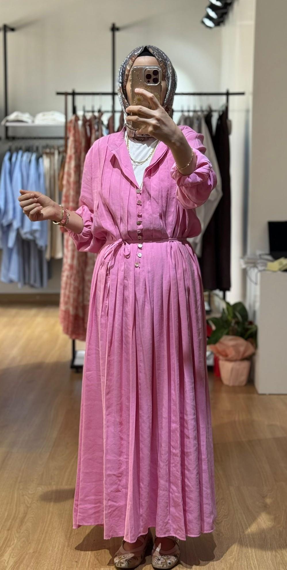 PEMBE OMUZ PİLELİ ELBİSE