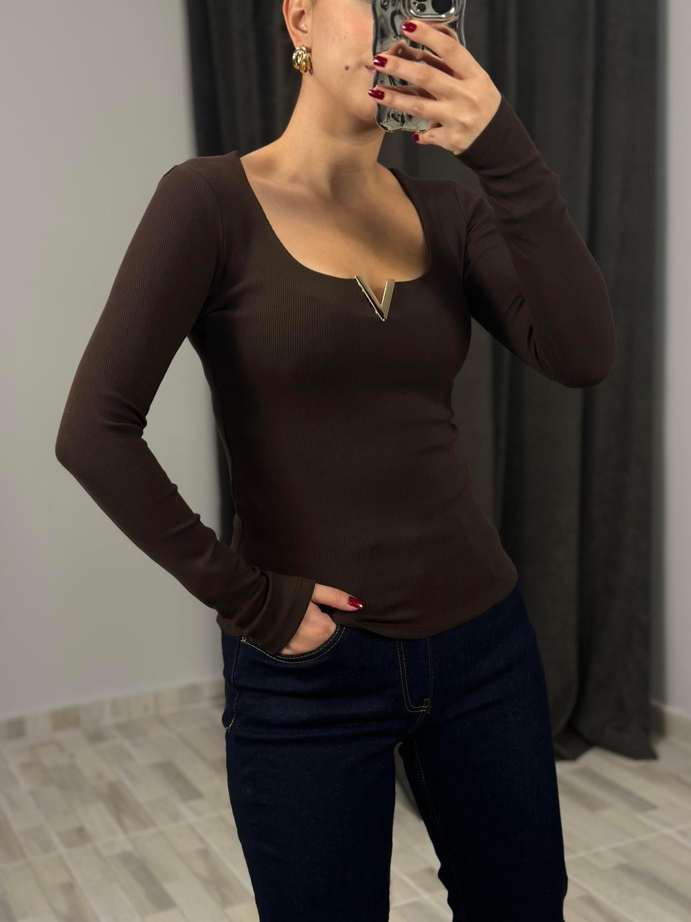 Kahve Gold V Aksesuar Detaylı Bluz