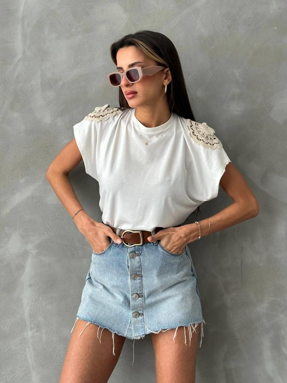 Omuzları Dantel Detaylı T-Shirt