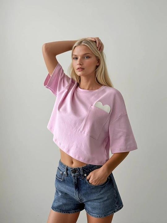 Pembe Cepli Kalp Detaylı Crop T-shirt