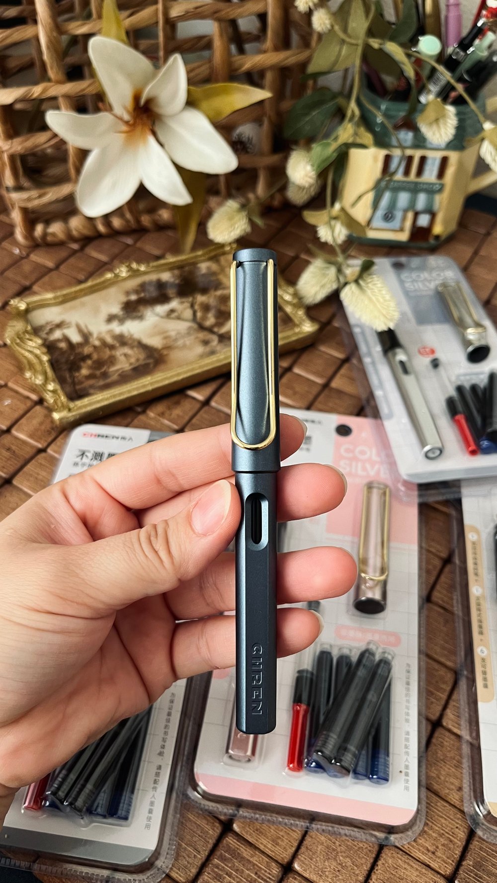 Nova Crafts Antrasit Mavi Metalik Dolma Kalem Seti ( Kalem, 2 adet siyah kartuş, 4 adet mavi kartuş, 1 adet piston ile beraber)