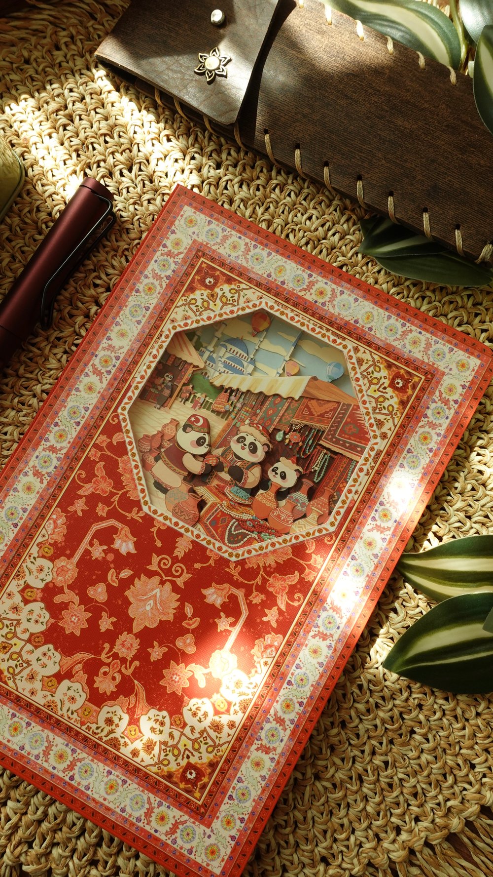 Nova Crafts Diorama 3D Katmanlı Defter Tatlı Uzak Doğu Pandanın Türkiye Seyahati Temalı Pembe Kareli Defter 80 Yaprak A5