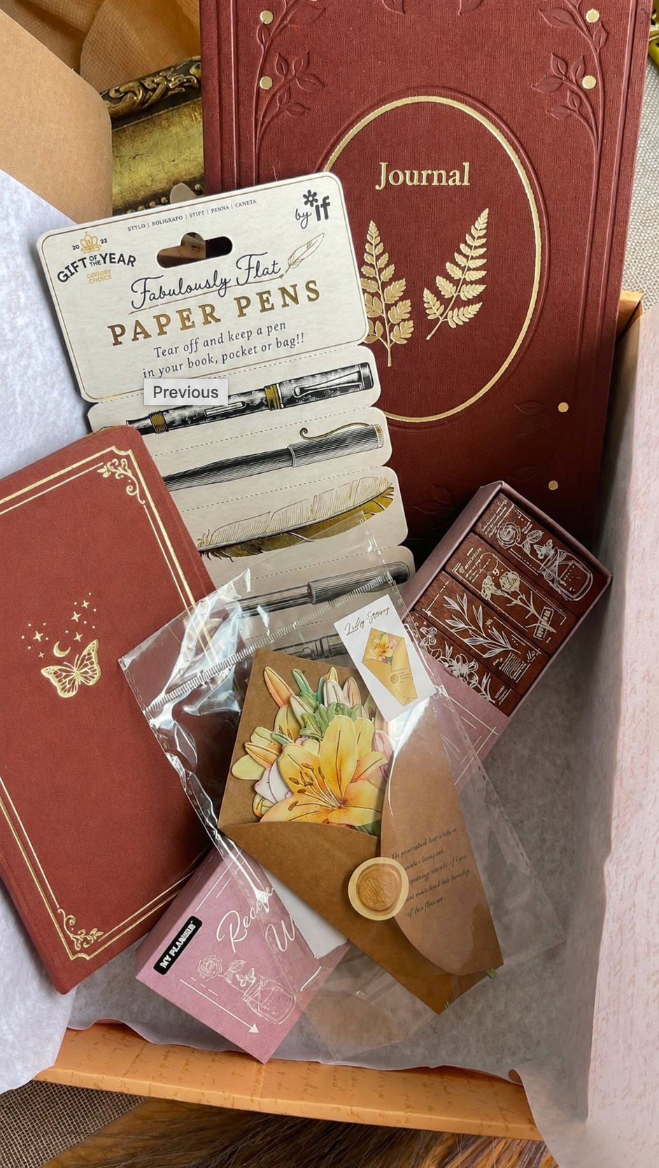 Nova Crafts Reels Videosu Bordo Tonlu Hediye Seti ( Zarafet Bordo Defter/ Paper Pens / Fairytale Bordo Defter / Mühür Seti /  Çiçek Ayraç) NOT : son görseldeki iki kutudan biri gönderilmektedir, kutu değişkenlik gösterebilir içerisindeki ürünler sabittir)