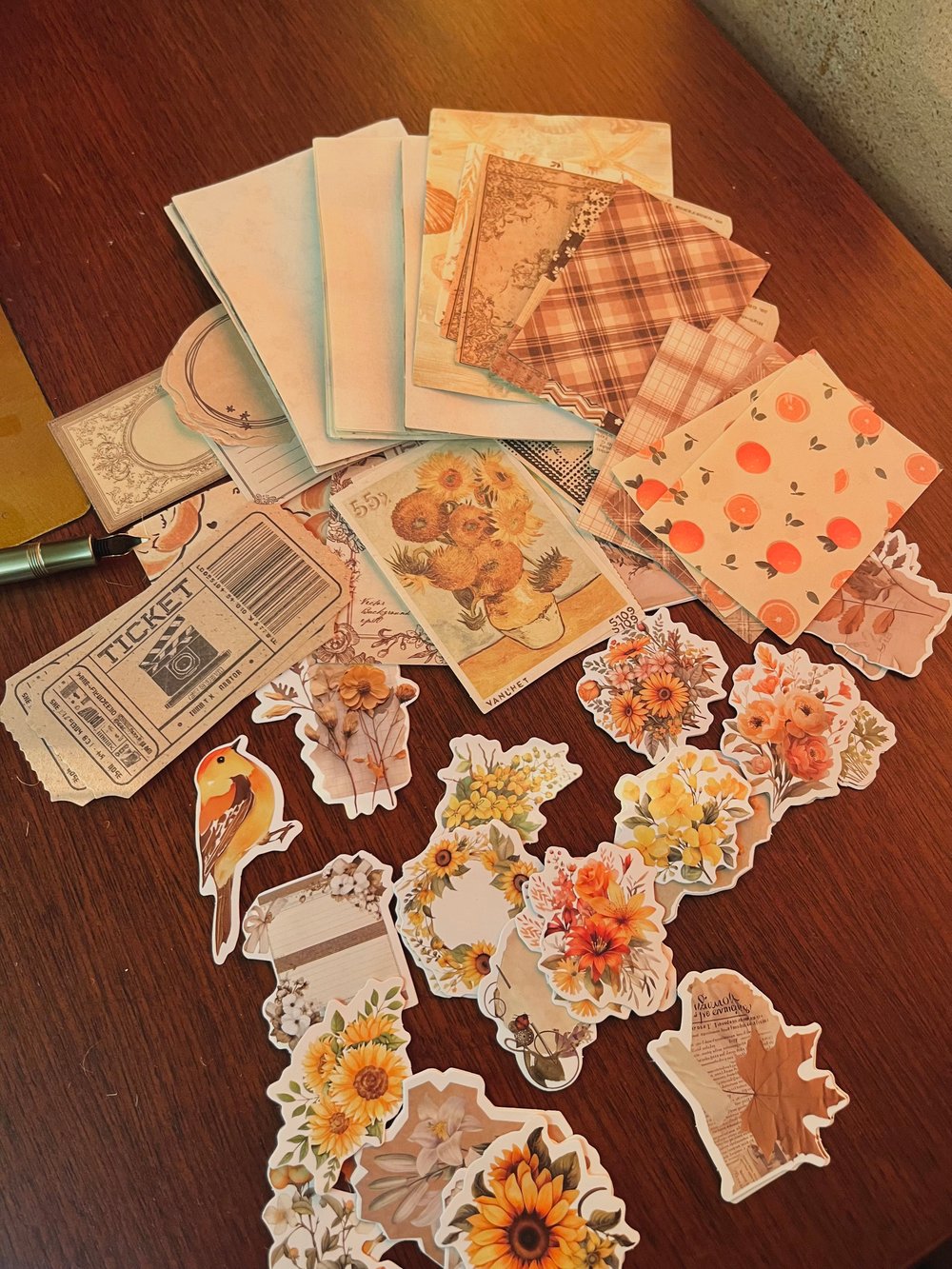 Nova Crafts Sarı - Kahve Tonları Junk Journal Seti 100 parça  40 adet Sticker 60 Adet Kağıt)  Scrapbook / Bullet Journal için uygundur 
