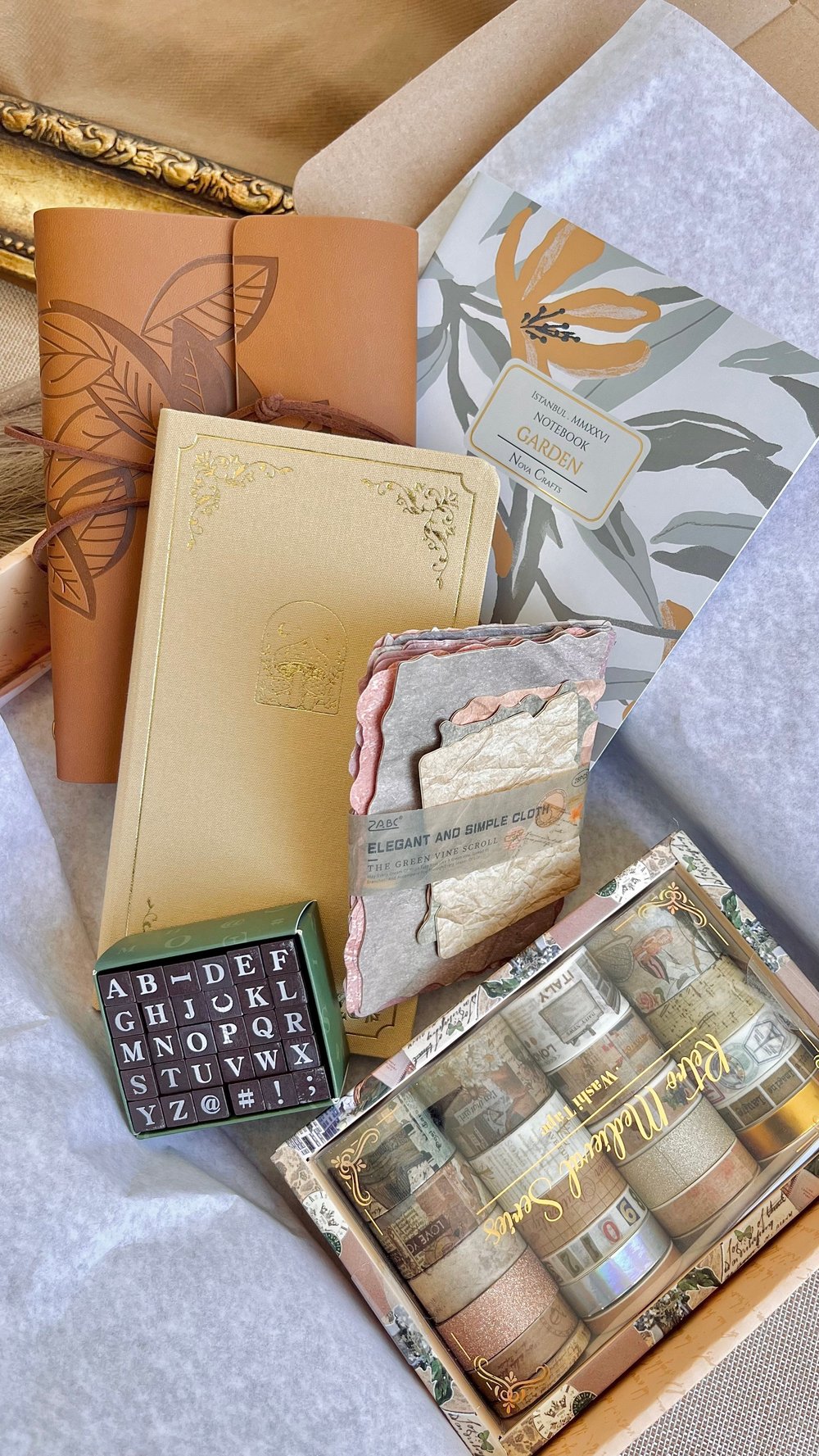 Nova Crafts Sarı Tonlarında Hediyelik Set ( Deri Defter / Terzi Dikiş Defter/ Sarı Keten Defter / Dokulu Kağıt Seti/ Alfabe Damga Set /  24lü Washitape Seti )