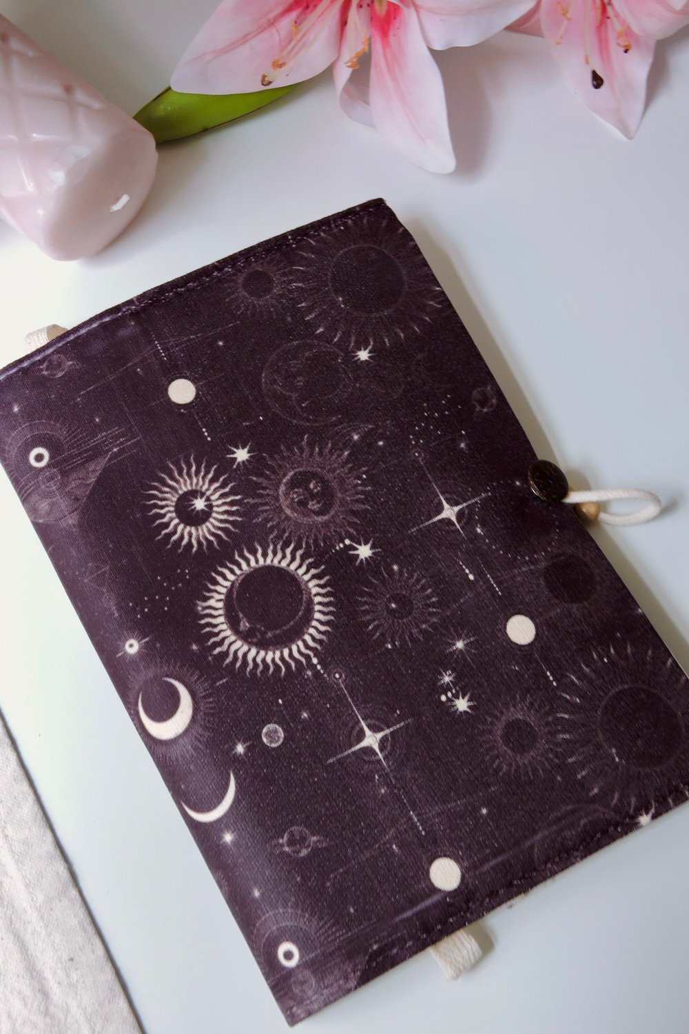 Nova Crafts Uzay Temalı A5 Düğmelii, Kalemlikli ve Ayraç İpli Kitap / Defter Kılıfı Van Gogh Temalı 