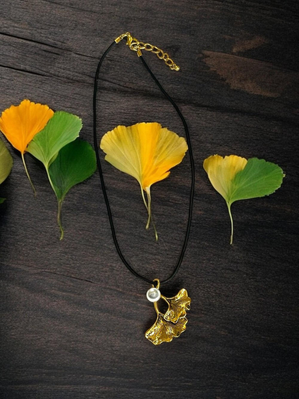 İnci Detaylı Ginkgo Biloba Kolye