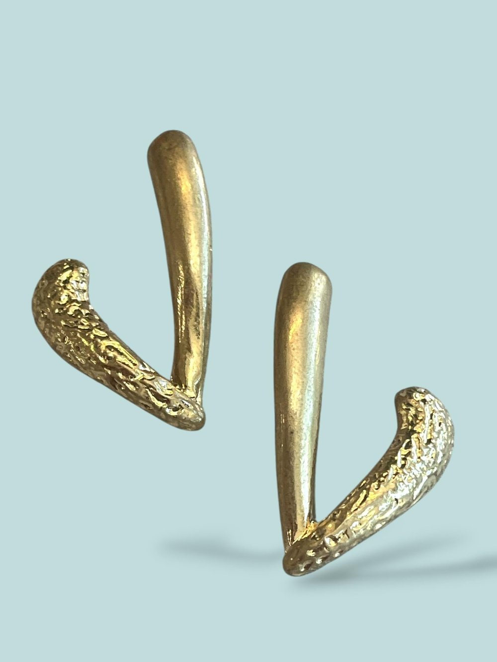 Retro V Tasarım Gold Küpe