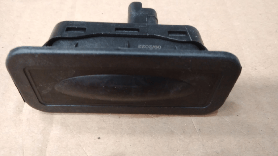 BAGAJ ACMA BUTONU  RENAULT MEGANE II HB  KANGOO CLIO IIIIV  FLUENCE  CAPTUR  8200076256