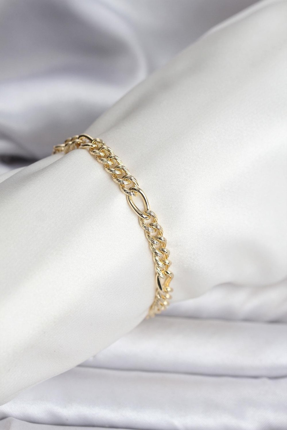 14K Gold Renk Kaplama Lazerli Zincir Model CM Kadın Bileklik - PRT3500EB09616
