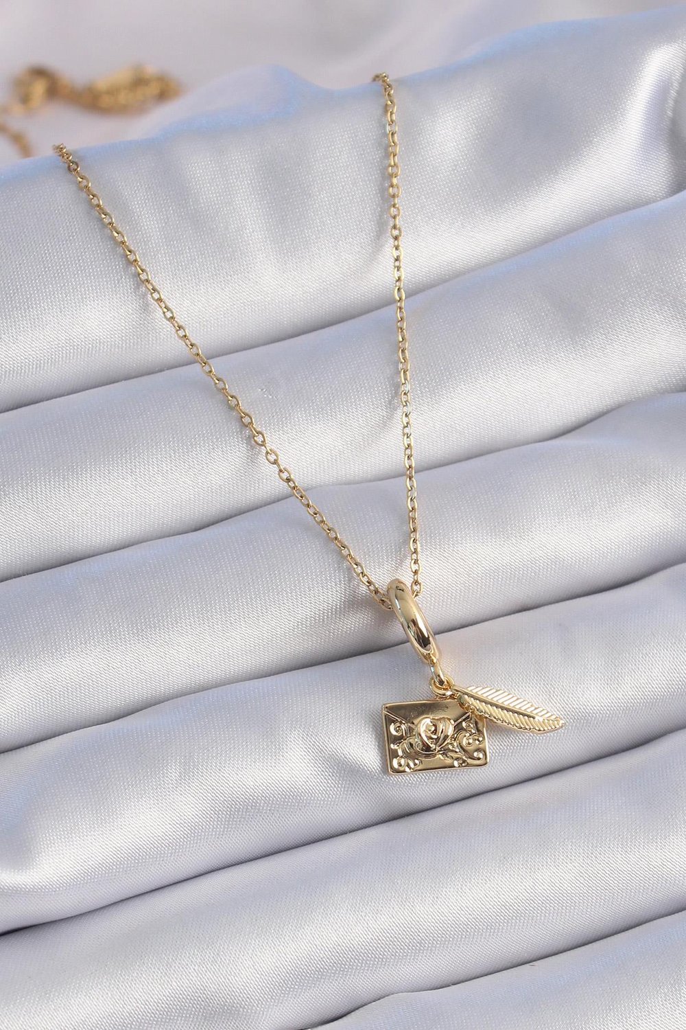 316L Çelik Gold Renk Kalp Detay Mektup Figür Charm Model Kadın Kolye – PRT3500EB02457