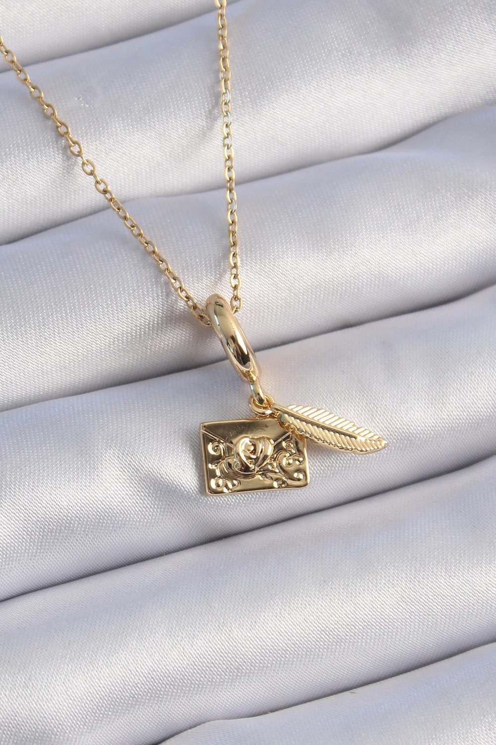 316L Çelik Gold Renk Kalp Detay Mektup Figür Charm Model Kadın Kolye – PRT3500EB02457