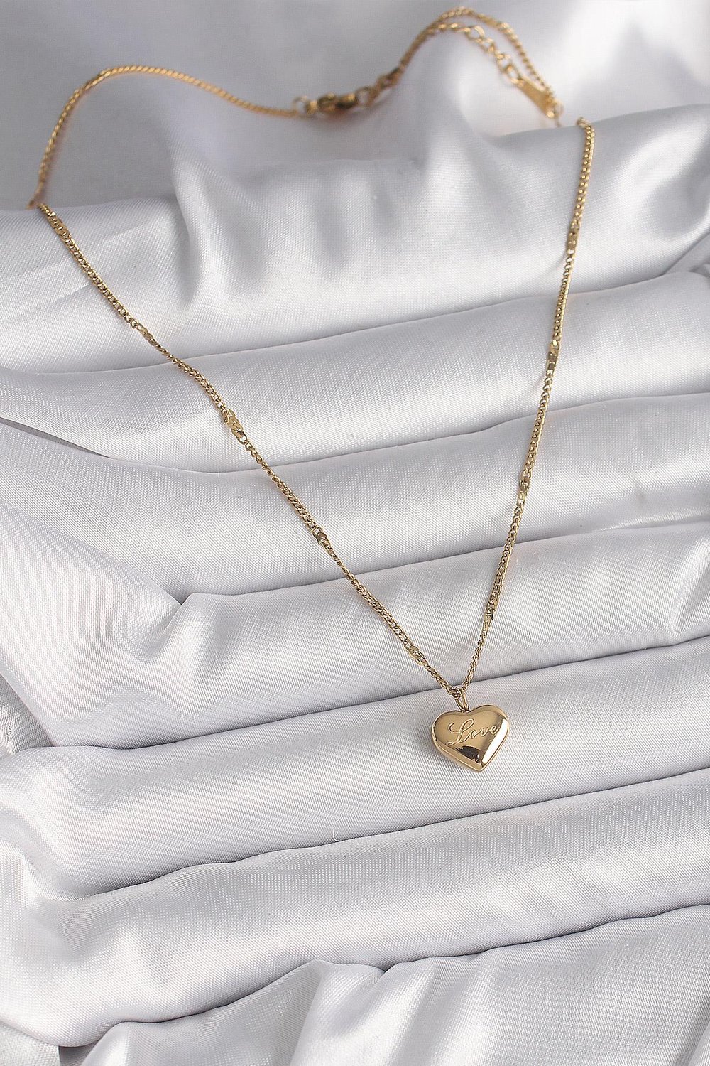 316L Çelik Gold Renk Zincir Love İşlemeli Kalp Figür Kadın Kolye – PRT3500EB03786