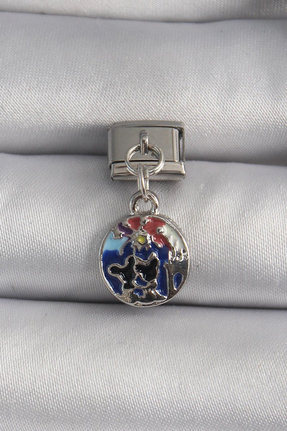 316L Çelik Gümüş Renk Sallantı Dünya Model Nomination Charm – PRT3500EB03399