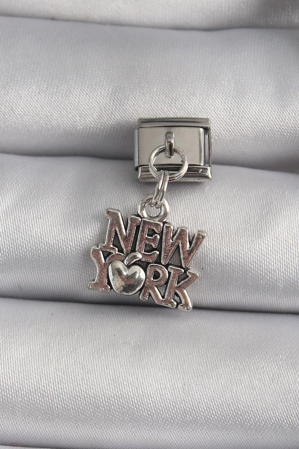 316L Çelik Gümüş Renk Sallantı New York Yazı Model Nomination Charm – PRT3500EB03402